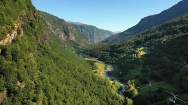 Aurlandsfjord kasabası Şafakta.