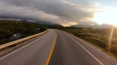 Şafak vakti Norveç yolunda araba sürmek.