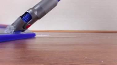 Modern kablosuz elektrik süpürgesi.