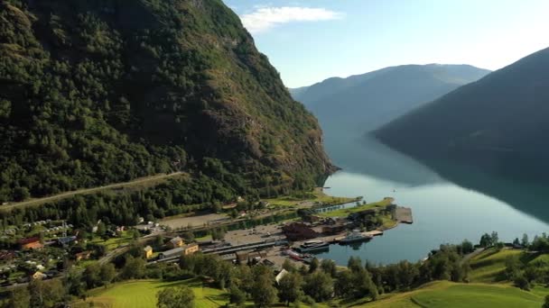 Aurlandsfjord città di fiamme all'alba. — Video Stock