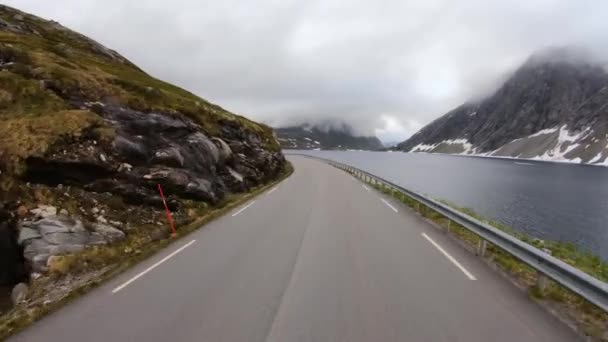 Punto de vista del vehículo Conducción de un coche en una carretera en Noruega — Vídeos de Stock