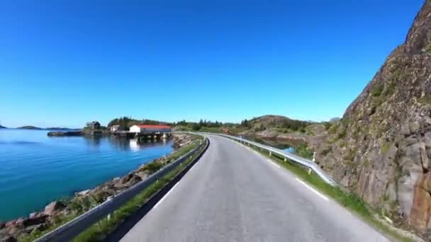 Автомобіль на дорозі в Норвегії. Точка огляду транспортного засобу, що рухається через міст. — стокове відео