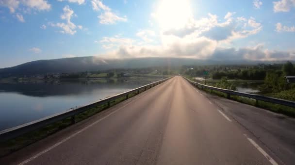 Pohled z hlediska vozidla Řízení auta na silnici v Norsku — Stock video