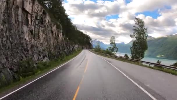 Punkt widokowy pojazdu Prowadzenie samochodu na drodze w Norwegii — Wideo stockowe