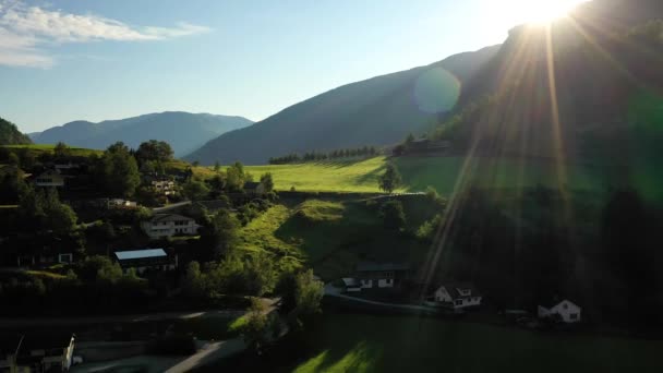 Aurlandsfjord Miasto Flam o świcie. Piękna przyroda Norwegia krajobraz naturalny. — Wideo stockowe