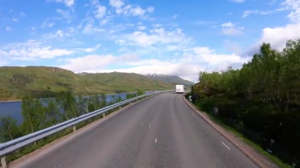 Araç VR karavanı kullanan bir araç otoyolda seyahat ediyor. Turizm tatili ve seyahat. Güzel Doğa Norveç Doğal Arazisi. — Stok video