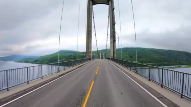 Conducir un coche en una carretera en Noruega. Punto de vista del vehículo que atraviesa el puente . — Vídeos de Stock