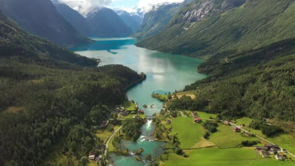 Hermosa naturaleza Noruega paisaje natural. Imágenes aéreas lovatnet lago Lodal valle . — Vídeo de stock