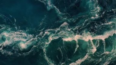 Nehrin ve denizin suları yüksek gelgit ve alçak gelgit sırasında bir araya gelir..