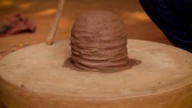 Potter iş yerinde seramik yemekler yapıyor. Hindistan, Rajasthan.