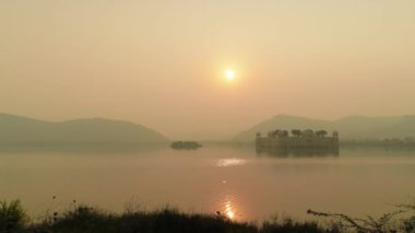 Jal Mahal (anlamı Su Sarayı), Hindistan 'ın Rajasthan eyaletinin başkenti Jaipur şehrinde Man Sagar Gölü' nün ortasında yer alan bir saraydır..