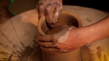 Potter iş yerinde seramik yemekler yapıyor. Hindistan, Rajasthan.