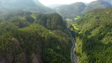 Norveç 'teki dağların arasındaki yol Norveç' in Hordaland bölgesinde Skare ve Odda yakınlarında yer almaktadır..