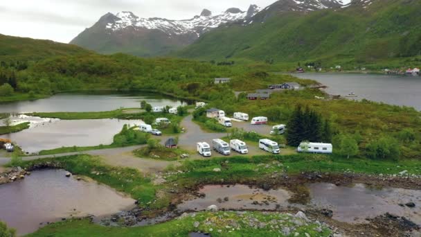 Prachtige natuur Noorwegen luchtfoto van de camping om te ontspannen. — Stockvideo