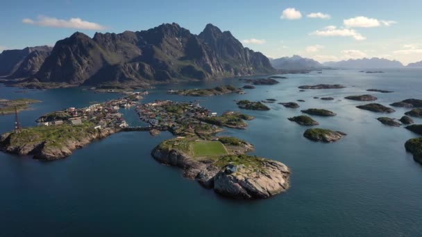 Henningsvaer Lofoten es un archipiélago en el condado de Nordland, Noruega. . — Vídeo de stock