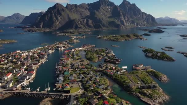 Henningsvaer Lofoten es un archipiélago en el condado de Nordland, Noruega. . — Vídeos de Stock