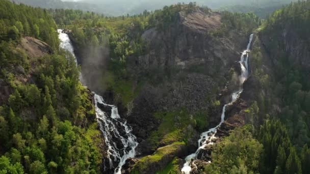 Latefossen es una de las cascadas más visitadas en Noruega y se encuentra cerca de Skare y Odda en la región de Hordaland, Noruega. Consta de dos arroyos separados que fluyen desde el lago Lotevatnet. — Vídeo de stock