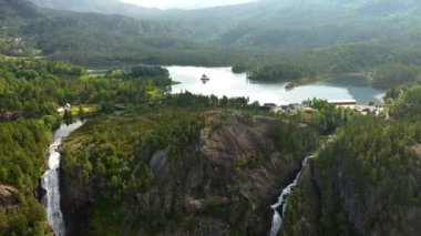 Latefossen Norveç 'in en çok ziyaret edilen şelalelerinden biridir ve Norveç' in Hordaland bölgesinde Skare ve Odda yakınlarında yer almaktadır. Lotevatnet Gölü 'nden akan iki ayrı nehirden oluşur..