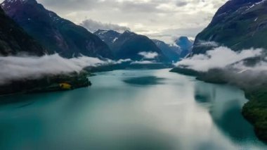 Güzel doğa Norveç doğal manzara Lovatnet gölü bulutların üzerinde uçuyor..