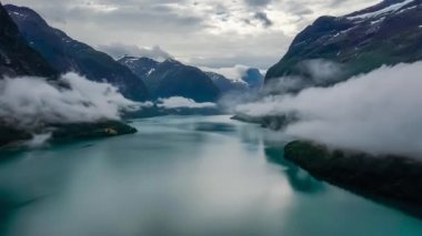 Güzel doğa Norveç doğal manzara Lovatnet gölü bulutların üzerinde uçuyor..