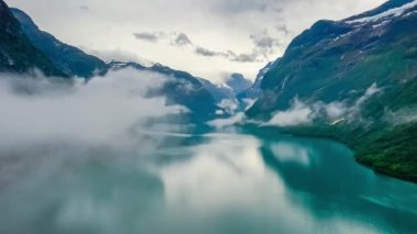 Güzel doğa Norveç doğal manzara Lovatnet gölü bulutların üzerinde uçuyor..