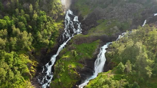 Latefossen je jedním z nejnavštěvovanějších vodopádů v Norsku a nachází se v blízkosti Skare a Odda v regionu Hordaland, Norsko. Skládá se ze dvou samostatných toků tekoucích z jezera Lotevatnet. — Stock video