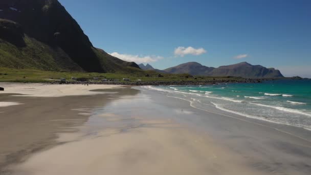 Beach Lofoten adaları Norveç 'in Nordland eyaletinde yer alan bir takımadalardır.. — Stok video