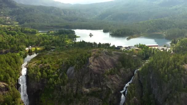 Latefossen ist einer der meistbesuchten Wasserfälle Norwegens und liegt in der Nähe von Skare und Odda in der Region Hordaland, Norwegen. Es besteht aus zwei getrennten Bächen, die vom See Lotevatnet abfließen. — Stockvideo