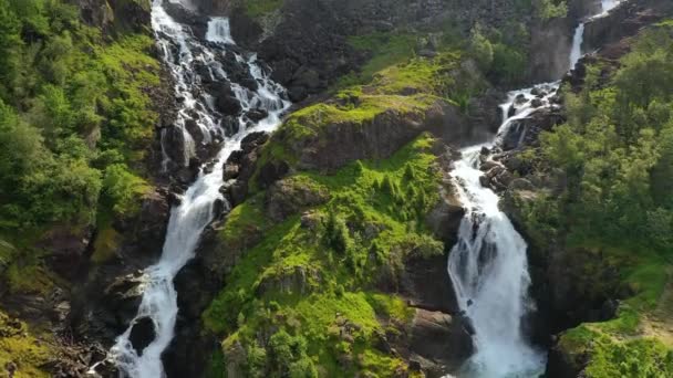 Latefossen ist einer der meistbesuchten Wasserfälle Norwegens und liegt in der Nähe von Skare und Odda in der Region Hordaland, Norwegen. Es besteht aus zwei getrennten Bächen, die vom See Lotevatnet abfließen. — Stockvideo