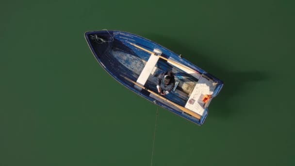 Vrouw op de boot vangt een vis bij het spinnen in Noorwegen. — Stockvideo