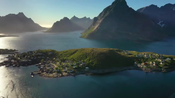 Reine Lofoten Norveç 'in Nordland eyaletinde yer alan bir takımadadır.. — Stok video