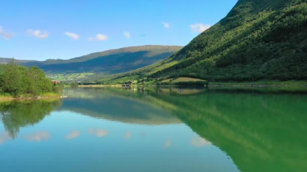 Kvinnan på båten fångar en fisk på spinning i Norge. — Stockvideo