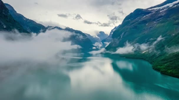 Prachtige natuur Noorwegen natuurlijk landschap lovatnet meer vliegen over de wolken. — Stockvideo