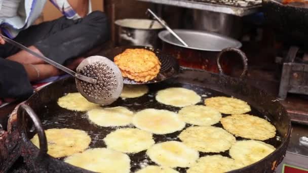 Indyjskie jedzenie na ulicy Fried Jhangri lub jalebi. Stan Rajasthan w zachodnich Indiach. — Wideo stockowe