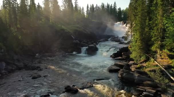 Ristafallet waterval in het westelijke deel van Jamtland is een van de mooiste watervallen in Zweden. — Stockvideo