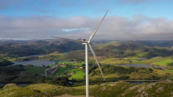Molinos de viento para producción de energía eléctrica Noruega — Vídeo de stock