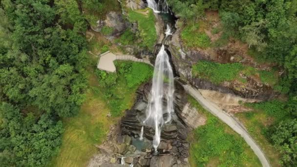 Steinsdalsfossen ist ein Wasserfall im Dorf Steine in der Gemeinde Kvam im Kreis Hordaland, Norwegen. Der Wasserfall ist eine der meistbesuchten Touristenattraktionen Norwegens. — Stockvideo