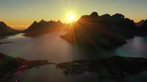 Tarde puesta de sol Islas Lofoten Noruega. Reine Lofoten es un archipiélago en el condado de Nordland, Noruega. . — Vídeo de stock