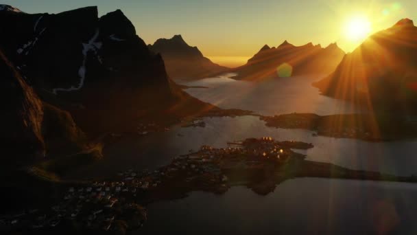 Wieczorny zachód słońca Wyspy Lofoten Norwegia. Reine Lofoten - archipelag w Norwegii, w okręgu Nordland. — Wideo stockowe