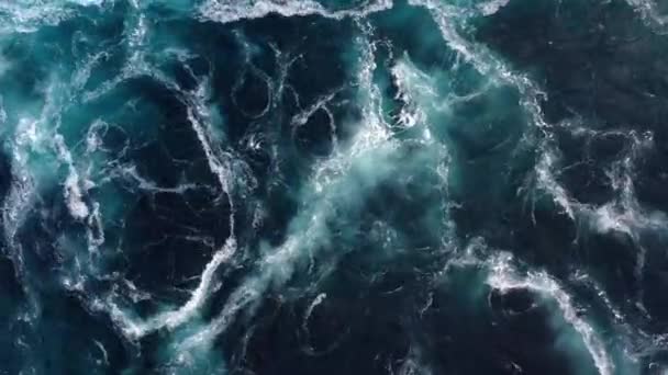 Vagues d'eau de la rivière et de la mer se rencontrent à marée haute et à marée basse . — Video