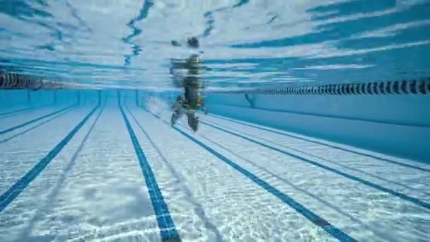 Γυναίκα που κολυμπά στο καολίνη η Ολυμπιακή θέα στην πισίνα από κάτω από το νερό — Αρχείο Βίντεο