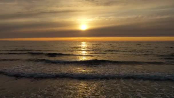 Vista aerea di un bellissimo tramonto sul mare. Spiaggia Arcipelago di Lofoten, Norvegia . — Video Stock