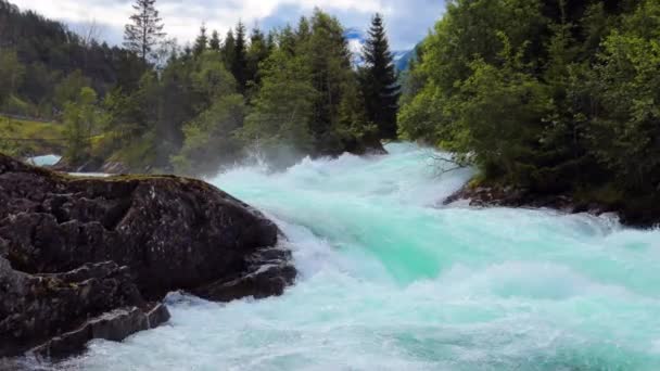 Montaña río agua Noruega Hermosa naturaleza . — Vídeo de stock