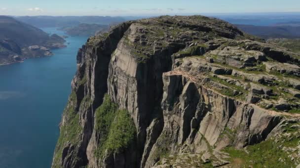 Metraje aéreo púlpito roca preikestolen hermosa naturaleza norway — Vídeo de stock