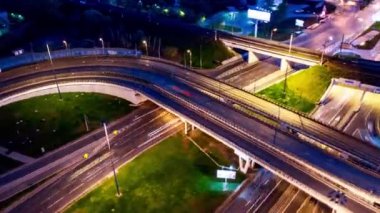 Gece Zaman Çizelgesi Otoyol kavşağının hava görüntüsü Moskova 'daki gece trafiği