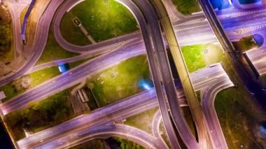 Gece Zaman Çizelgesi Otoyol kavşağının hava görüntüsü Moskova 'daki gece trafiği