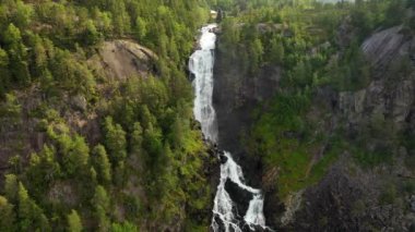 Latefossen Norveç 'in en çok ziyaret edilen şelalelerinden biridir ve Norveç' in Hordaland bölgesinde Skare ve Odda yakınlarında yer almaktadır. Lotevatnet Gölü 'nden akan iki ayrı nehirden oluşur..