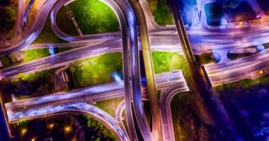 Gece Zaman Çizelgesi Otoyol kavşağının hava görüntüsü Moskova 'daki gece trafiği