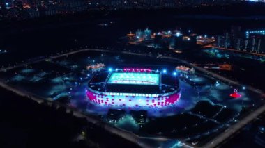 Otoyol kavşağı ve futbol stadyumu Spartak Moskova Otkritie Arena 'nın Gece Havası manzarası