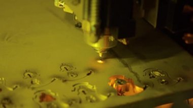 CNC lazer kesimi metal, modern endüstriyel teknoloji.